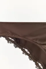 Braguita de tiro medio color marrón chocolate, confeccionada en tejido satinado con cintura elástica y detalle de encaje a tono en los bordes.