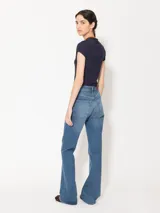 Jeans semi-oxford de tiro medio-alto en denim sin lycra, color azul medio con tono verdoso.