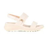 Sandalias bajas color beige con dos tiras anchas sobre el empeine y pulsera con hebilla al tobillo.