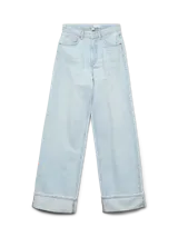 Pantalón jean celeste claro, de corte wide leg, tiro alto y largo extra. Confeccionado en denim de sarga con mezcla de algodón y elastano. Diseño clásico de cinco bolsillos con cierre de botón y cremallera.