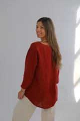 Blusa color ladrillo de lino, con escote en V y mangas 3/4.