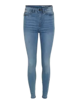 Pantalón de jean celeste, de corte skinny, tiro alto y largo hasta el tobillo.