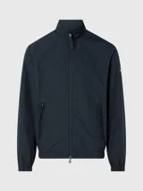 Campera negra de nailon arrugado reciclado, con cuello alto, puños y bajo elásticos, cierre con cremallera, bolsillos con cremallera en la cintura, abertura de ventilación en la espalda, forro de poliéster reciclado e insignia con el logo de goma de Calvin Klein en la manga.