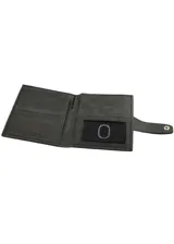 Billetera porta pasaporte de cuero en color negro carbón, con cierre de solapa y botón a presión metálico. Presenta costuras decorativas y un diseño compacto y funcional.