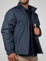 Campera azul marino de nylon con cuello alto y cierre frontal con cremallera. Tiene un pequeño logo bordado en el pecho.