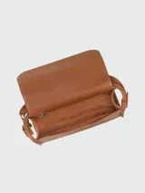 Bandolera negra de cuero con correa ajustable, solapa con cierre magnético y logo grabado en el frente.