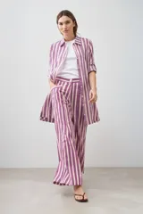 Pantalón de vestir de corte palazzo con rayas verticales fucsia y beige.