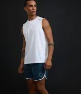 Bermuda deportiva para hombre de color azul, confeccionada en poliamida de secado rápido. Presenta cintura elástica con cordón ajustable, bolsillos funcionales y detalles laterales en blanco con estampa de lettering.