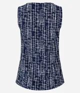 Blusa sin mangas de microfibra leve, color azul marino con estampado geométrico en blanco y escote drapeado.