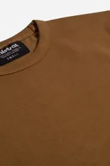 Remera negra de algodón con cuello redondo y mangas cortas.