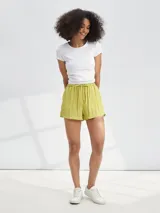 Short color verde lima, con cintura elástica y lazo ajustable.
