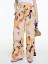 Pantalón de pierna ancha confeccionado en viscosa crinkled con estampa de manchas. De calce relajado y cintura con elástico.