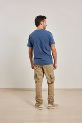 Remera azul de algodón con cuello redondo y estampado de una palmera con texto en el frente.