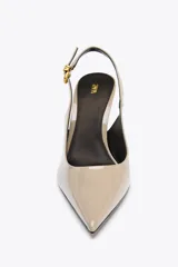 Zapato de tacón destalonado color beige, con punta fina, tira trasera con hebilla ajustable y tacón alto fino de 9 cm.