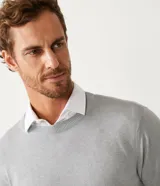 Sweater gris de tejido de punto con cuello redondo y mangas largas. Corte clásico.