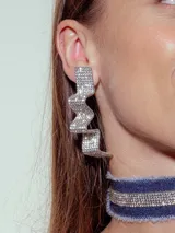 Aros colgantes con forma de cinta ondulada, color azul eléctrico, con apliques de strass.