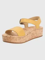 Sandalias amarillas con plataforma de corcho y ajuste con hebilla.