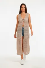 Saco largo calado color beige, sin mangas, con lazo y cuello en V.