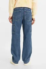 Pantalón de jean azul de corte recto y holgado, estilo carpintero, con bolsillos laterales y traseros.