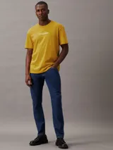 Remera amarilla de algodón con cuello redondo y logo de Calvin Klein estampado en el pecho.