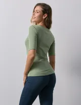 Remera color beige de corte ajustado, con cuello redondo y mangas cortas. Tejido acanalado de modal y elastano.