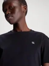 Remera negra de algodón regenerativo con cuello redondo y manga corta. Tiene el logo de Calvin Klein bordado en el pecho.
