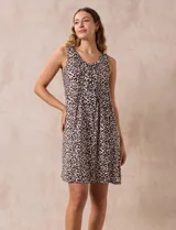 Camisón corto sin mangas, con estampado animal print, escote en V con botones y detalle plisado en el pecho.