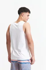 Musculosa blanca con estampado en el frente con la palabra "FUTURE" en letras mayúsculas de color negro y celeste.