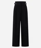 Pantalón de vestir negro de corte sastrero, confeccionado en poliéster, viscosa y elastano. Presenta cintura ancha con cintos laterales ajustables.
