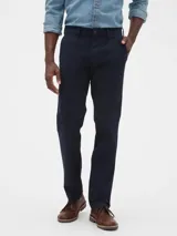 Pantalón de gabardina color marrón claro, corte recto, con bolsillos laterales y traseros.