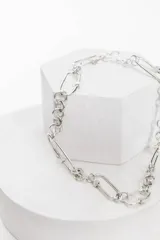 Collar plateado con eslabones de diferentes formas y tamaños, incluyendo eslabones redondos, alargados y con forma de imperdible.