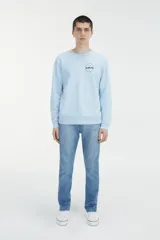 Pantalón de jean celeste de corte slim fit, con tiro bajo y cinco bolsillos.