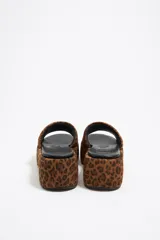 Sandalia de plataforma forrada de piel con estampado de leopardo. Plantilla de piel con logo grabado y suela personalizada.