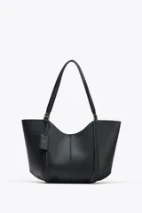 Bolso de hombro tipo shopper color negro, con doble asa y cierre imantado. Incluye cartera interior con cierre de cremallera metálica.