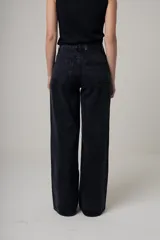 Jean de denim negro con corte wide leg y tiro alto.