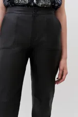 Pantalón de cuero ovino color dorado, de corte recto y largo al tobillo.