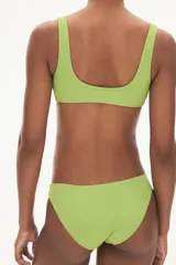 Bombacha de bikini verde con textura arrugada, de corte vedetina con cintura media y cobertura media en la parte trasera.