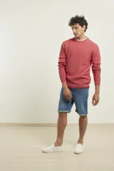 Sweater marrón de punto fino con cuello redondo y mangas largas.