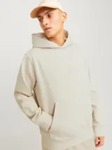 Hoodie color beige de manga larga y cuello con capucha. Tiene un fit holgado con bolsillo canguro.