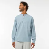 Camisa celeste de manga larga con cuello mao y cierre parcial con botones.