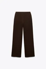 Pantalón de tiro alto color beige, con cintura elástica y pierna recta.