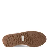 Zapatillas deportivas acordonadas color blanco con suela marrón.