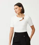 Blusa blanca de ribana con detalle superpuesto en el escote y manga corta.