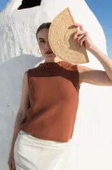 Musculosa azul marino tejida en hilo de algodón con trenza en el escote y espalda baja.