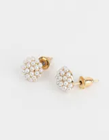 Par de aros pasantes dorados con aplique de perlas blancas.