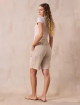 Bermuda de algodón color beige, marca Robert Louis, con pretina ancha elastizada con lazo de ajuste simulado, bolsillos verticales delanteros y bolsillos laterales con botón.
