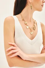 Musculosa blanca tejida en hilado de algodón, con escote en V pronunciado y calce al cuerpo.
