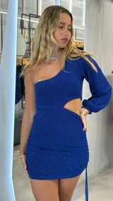 Minivestido azul eléctrico de lurex con corte asimétrico de un hombro y abertura en la cintura.