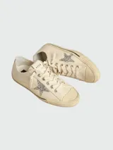 Championes Golden Goose modelo V-Star, color blanco con estrella plateada con glitter en el lateral.