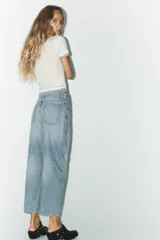 Pantalón de jean celeste de corte amplio, con tiro medio, cinco bolsillos y costuras torcidas.